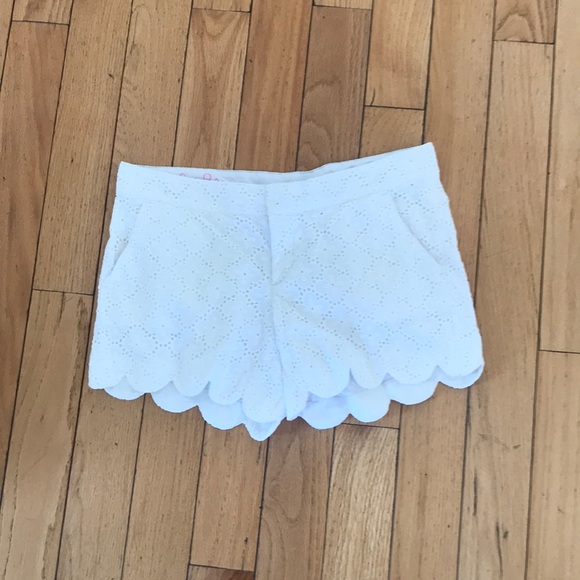Lilly Pulitzer Pants - White Lily Pulitzer “The buttercup short” White with linen floral design, size 6